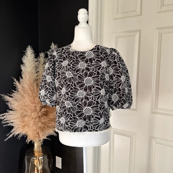 Express Black Floral Crochet Embroidered Blouse size Medium - Picture 6 of 12